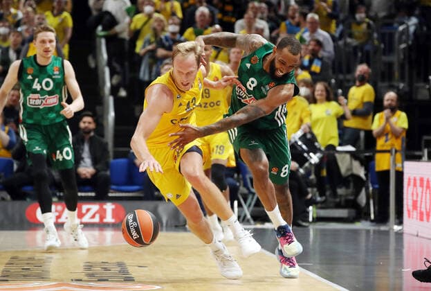 Bilder des Jahres, Sport 10 Oktober Sport Themen der Woche KW42 Sport Bilder des Tages Luke Sikma, Derrick Williams Zweikampf Spielszene Aktion Basketball Euroleague EL Herren Saison 2022 2023 19.10.2022 ALBA Berlin vs. Panathinaikos Athen