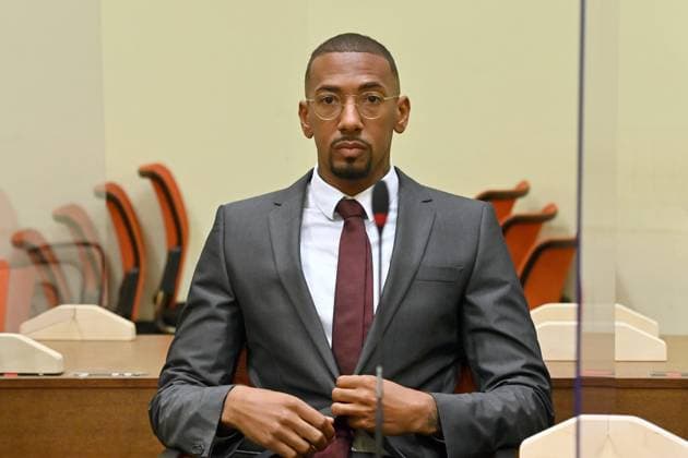 Bilder des Jahres, Sport 10 Oktober Sport Themen der Woche KW42 Sport Bilder des Tages Jerome BOATENG nimmt Platz, Einzelbild,angeschnittenes Einzelmotiv, Halbfigur,halbe Figur. Strafverfahren gegen Jerome B. wegen des Verdachts der Koerrperverletzung (Karibik) am 20.10.2022 vor dem Oberlandesgericht Muenchen II, OLG Â