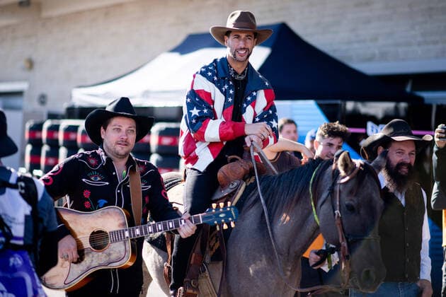 Bilder des Jahres, Sport 10 Oktober Sport Themen der Woche KW42 Sport Bilder des Tages Daniel Ricciardo (AUS, McLaren F1 Team 3) reitet mit Pferd Horsey McHorse und Begleitung eines Musikers in das Fahrerlager, USA, Formel 1 Grand Prix der USA, Circuit of the Americas Austin, Mediaday, 20.10.2022 USA, Formel 1 Grand Prix der USA, Circuit of the Americas Austin, Mediaday, 20.10.2022 Austin Copyright: xEibner Memmlerx EP_MMR