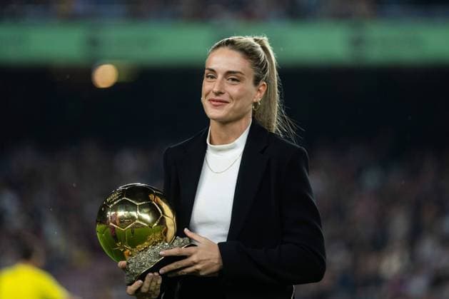 Sport Bilder des Tages October 20, 2022, BARCELONA, BARCELONA, SPAIN: Alexia Putellas of FC Barcelona, Barca showing the Ball Dâ€⠢or (Golden Ball) before the spanish league, La Liga Santander, football match played between FC Barcelona and Villarreal CF at Spotify Camp Nou stadium on October 20, 2022, in Barcelona, Spain. BARCELONA SPAIN - ZUMAa181 20221020_zaa_a181_016 Copyright: xMarcxGrauperaxAlomax