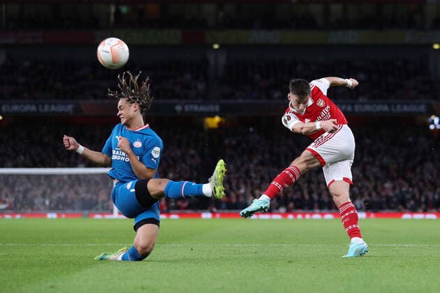 Bilder des Jahres, Sport 10 Oktober Sport Themen der Woche KW42 Sport Bilder des Tages Arsenal v PSV Eindhoven 20 October 2022, London - Europa League Group Stage - Arsenal v PSV Eindhoven - Kieran Tierney of Arsenal volleys the ball into Xavi Simons of PSV Eindhoven - Photo: Jacques Feeney Offside. London UK Copyright: xJacquesxFeeneyx xOffsidexOffside