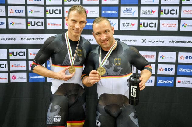 Bilder des Jahres, Sport 10 Oktober Sport Themen der Woche KW42 Sport Bilder des Tages UCI Para-Cycling Track World Championship, WM, Weltmeisterschaft 2022 - 21.10.2022 - Day (2) SAINT QUENTIN EN YVELINES, FRANCE - OCTOBER 21: Thomas Ulbricht of Germany (local club: PSC Berlin, class: MB) and his guide Robert Foerstemann (local club: PSV Rostock, guide) posing with the bronce medal during the award ceremonies of the mens tandem 1000m sprint on day (2) of the UCI Para-Cycling Track World Championship 2022 at the Velodrome National of Saint Quentin en Yvelines on 21.10.2022 in Ile de France France. Copyright: xBEAUTIFULxSPORTS OliverxKremerx