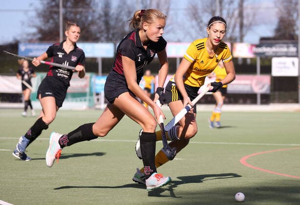 Bilder des Jahres, Sport 10 Oktober Sport Themen der Woche KW42 Sport Bilder des Tages 22.10.2022, Deutschland, Ludwigsburg, Hockey, U16-DM Frauen: HC Ludwigsburg U16 Harvestehuder THC U16, v.l. Clara Gulewitsch (HCL), Amina Aufenacker (THC)