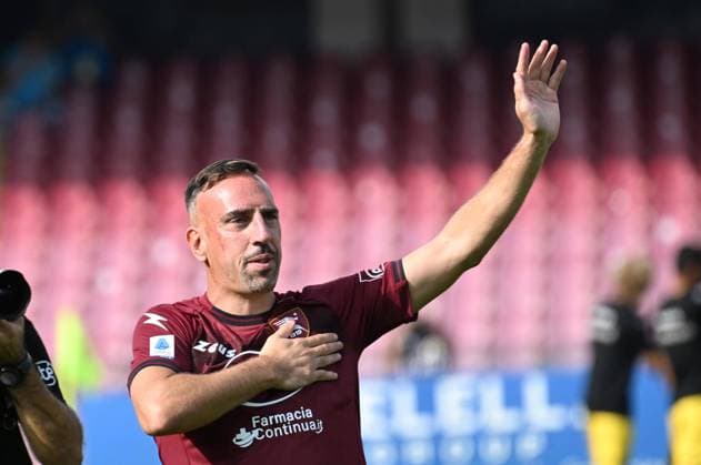 October 22, 2022, Salerno, Italy: Lap of honor for Salernitana s Franck Ribery visibly excited who says goodbye to football at the Italian Serie A soccer match US Salernitana vs Spezia Calcio at the Arechi stadium in Salerno, Italy, 22 October 2022..ANSA MASSIMO PICA. Salerno Italy - ZUMAa110 20221022_zaf_a110_134 Copyright: xMassimoxPicax