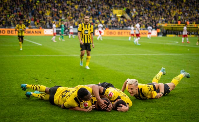 Bilder des Jahres, Sport 10 Oktober Sport Themen der Woche KW42 Sport Bilder des Tages Dortmund, 22.10.2022 Torjubel: Youssoufa Moukoko (BVB), Giovanni Reyna (BVB), Jude Bellingham (BVB), Nico Schlotterbeck (BVB) Borussia Dortmund - VfB Stuttgart Fussball; Saison 2022 23 Foto: Moritz Müller