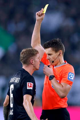 Bilder des Jahres, Sport 10 Oktober Sport Themen der Woche KW42 Sport Bilder des Tages JAKIC Kristijan Team Eintracht Frankfurt mit Schiedsrichter SIEBERT Daniel DFL Bundesliga Saison 2022 - 2023 Spiel Borussia Moenchengladbach - Eintracht Frankfurt am 22. 10. 2022 in Moenchengladbach DFL REGULATIONS PROHIBIT ANY USE OF PHOTOGRAPHS as IMAGE SEQUENCES and or QUASI-VIDEO Copyright: xLacixPerenyix