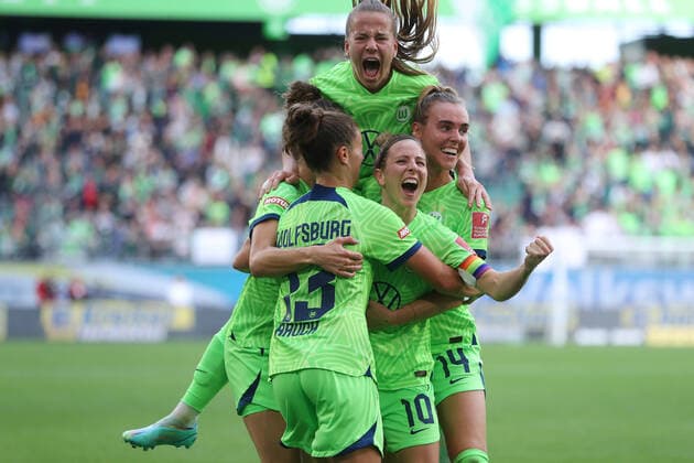Bilder des Jahres, Sport 10 Oktober Sport Themen der Woche KW42 VfL vs. Bayern, BL Frauen Wolfsburg, 23.10.2022, FUßBALL - VfL Wolfsburg vs. FC Bayern München, Flyeralarm Frauen-Bundesliga, Saison 2022 23. Svenja Huth (VfL Wolfsburg) jubelt mit der Mannschaft nach ihrem Tor zum 2:0 Wolfsburg