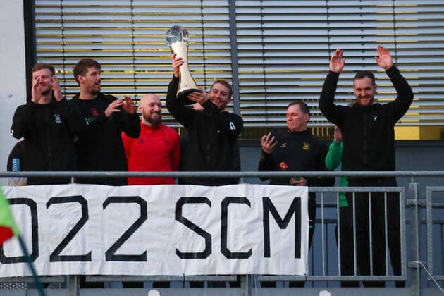 Bilder des Jahres, Sport 10 Oktober Sport Themen der Woche KW43 Sport Bilder des Tages 24.10.2022, xgox, Handball - IHF Super Globe, Ankunft des Klub-Weltmeisters emspor, v.l. Lukas Mertens (Magdeburg, 22) mit Pokal Magdeburg