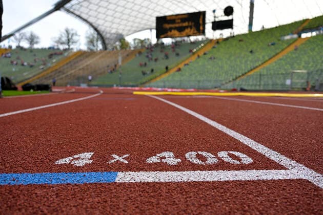 23.10.2022, Fussball, Legenden-Derby MÜNCHEN VEREINT, zum 50.Jubiläum des Olympiaparks, FC Bayern München Altstars - TSV 1860 München Altstars, im Olympiastadion München. 4x400m Leichtathletik Laufstart Markierung auf der Tartanbahn