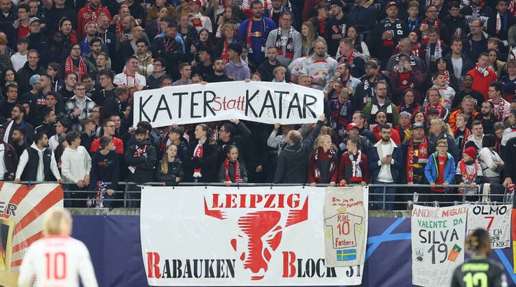 Bilder des Jahres, Sport 10 Oktober Sport Themen der Woche KW43 Sport Bilder des Tages RB Leipzig - Real Madrid 25.10.2022 Leipzig, 25.10.2022, Red Bull Arena, UEFA Champions League, Gr. F, Spieltag 5 , RB Leipzig (GER) vs. Real Madrid (ESP) , Im Bild: Fans von RB Leipzig. KATER statt KATAR. Protest gegen die bevorstehende WM in Katar. ,