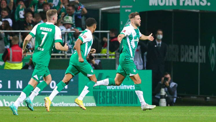 v.li.: Marvin Ducksch (SV Werder Bremen, 7), Felix Agu (SV Werder Bremen, 27) und Torschütze Niclas Füllkrug (SV Werder Bremen, 11) mit Torjubel, Jubel, jubeln, jubelt, optimistisch, Spielszene, Highlight, Freude über das Tor zum 1:0, DIE DFL-RICHTLINIEN UNTERSAGEN JEGLICHE NUTZUNG VON FOTOS ALS SEQUENZBILDER UND ODER VIDEOA?HNLICHE FOTOSTRECKEN. DFL REGULATIONS PROHIBIT ANY USE OF PHOTOGRAPHS AS IMAGE SEQUENCES AND OR QUASI-VIDEO., 28.10.2022, Bremen (Deutschland), Fussball, Bundesliga, SV Werder Bremen - Hertha BSC