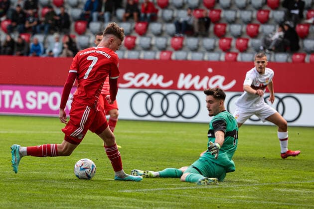 A-Junioren Bundesliga Sued Suedwest FC Bayern Muenchen U19 - VfB Stuttgart U19 29.10.2022 Paul WANNER (FCB 7) im Duell mit Dennis SEIMEN (VfB 1) Copyright: xBEAUTIFULxSPORTS Goldbergx