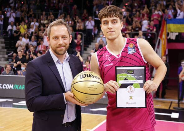 Bilder des Jahres, Sport 10 Oktober Sport Themen der Woche KW43 Sport Bilder des Tages Zach Ensminger Telekom Baskets Bonn erhält Award Youngster des Jahres in der Pro A Foto: Jörn Wolter