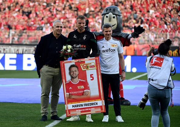 Bilder des Jahres, Sport 10 Oktober Sport Themen der Woche KW43 Sport Bilder des Tages Fussball, Herren, Saison 2022 2023, 1. Bundesliga (12. Spieltag), 1. FC Union Berlin - Borussia Mönchengladbach, Verabschiedung Marvin Friedrich (Borussia Mönchengladbach), v. l. Präsident Dirk Zingler (1. FC Union), Marvin Friedrich (Borussia Mönchengladbach), Michael Parensen (Technischer Direktor der Lizenzspielerabteilung des 1. FC Union Berlin), Maskottchen Ritter Keule (1. FC Union), 30.10. 2022, Copyright: xMatthiasxKochx