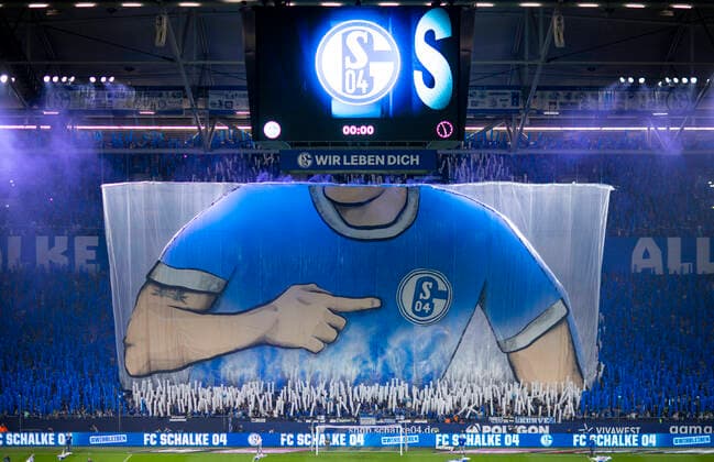 Bilder des Jahres, Sport 10 Oktober Sport Themen der Woche KW43 Sport Bilder des Tages 30.10.2022, Gelsenkirchen Choreographie Schalke 04 Trikot mit Emblem Schalke 04 - SC Freiburg Fussball; DFL, Saison 2021 22 Foto: Moritz Müller
