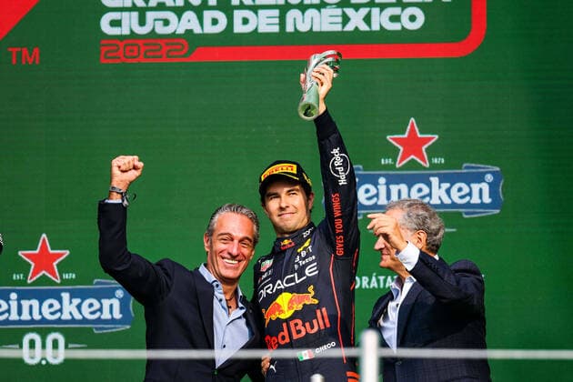 Bilder des Jahres, Sport 10 Oktober Sport Themen der Woche KW43 Sport Bilder des Tages PEREZ Sergio (mex), Red Bull Racing RB18, with SLIM Carlos, on the podium during the Formula 1 Grand Premio de la Ciudad de Mexico 2022, Mexican Grand Prix 2022, 20th round of the 2022 FIA Formula One World Championship, WM, Weltmeisterschaft from October 28 to 30, 2022 on the Autodromo Hermanos Rodriguez, in Mexico City, Mexico - F1 - MEXICO CITY GRAND PRIX 2022 - RACE DPPI Panoramic 20221031_GOOD2204