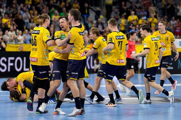 Bilder des Jahres, Sport 10 Oktober Sport Themen der Woche KW43 Sport Bilder des Tages v.li.: Lukas Nilsson (RNL, 65), Patrick Groetzki (RNL, 24), Niclas Kirkelokke (Kirkelökke, RNL, 6) und weitere, Spieler der Rhein-Neckar-Löwen, Jubel nach dem Schlusspfiff, Sieg, Sieger, Gewinner, jubelt, jubeln, Freude, optimistisch, Highlight, Action, Aktion, 30.10.2022, Mannheim (Deutschland), Handball, Bundesliga, Rhein-Neckar Löwen - TSV Hannover-Burgdorf