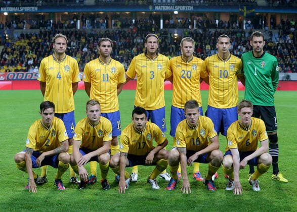 MALMÖ 2012-09-11 Svenska fotbollslandslaget innan tisdagens VM-kvalmatch i fotboll mellan Sverige och Kazakstan pa Swedbank stadion i Malmö. Övre raden fran väsnter Andreas Granqvist, Johan Elmander, Jonas Olsson, Ola Toivonen, Zlatan Ibrahimovic, Andreas Isaksson. Främre raden: Mikael Lustig, Sebastian Larsson, Behrang Safari, Pontus Wernbloom, Rasmus Elm. MALMÖ SVERIGE fotboll