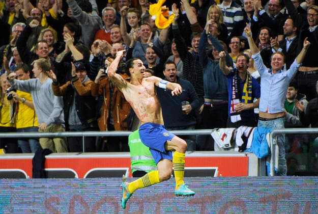 STOCKHOLM 2012-11-14 Sveriges Zlatan Ibrahimovic jublar efter 4-2 malet under onsdagskvällens landskamp i fotboll mellan Sverige och England pa Friends Arena i Solna. Landskampen är den första fotbollsmatchen som spelas pa nya nationalarenan Friends Arena. STOCKHOLM SVERIGE fotboll x10080x
