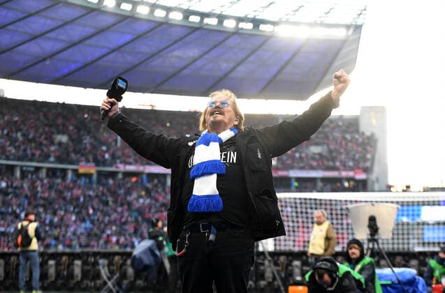 Bilder des Jahres, Sport 11 November Sport Themen der Woche KW44 Fussball, Herren, Saison 2022 2023, 1. Bundesliga (13. Spieltag), Hertha BSC - FC Bayern München, Frank Zander sang die Hymne von Hertha live, 05.11. 2022, Copyright: xSebastianxRäppold MatthiasxKochx