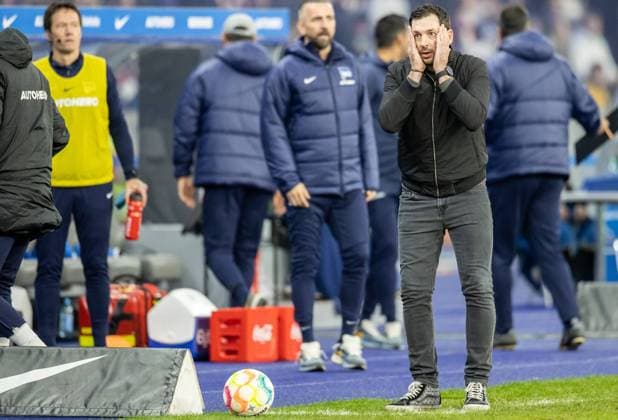 Sport Themen der Woche KW44 Sport Bilder des Tages Berlin, 05.11.22, Fussball, Bundesliga, 13. Spieltag, Hertha BSC - Bayern Muenchen, Olympiastadion. Cheftrainer Sandro Schwarz von Hertha BSC steht gestikulierend am Spielfeldrand.¨ DFL regulations and DFB regulations prohibit any use of photographs as image sequences and or quasi-video, Foto: Andreas Gora Hertha BSC - Bayern Muenchen