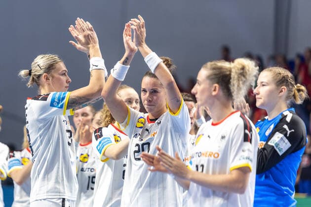 Bilder des Jahres, Sport 11 November Sport Themen der Woche KW45 Handball I Frauen I Europameisterschaft 2022 I Vorrunde I Deutschland - Montenegro I 07.11.2022 Luisa Schulze (33, Deutsche Nationalmannschaft) und Emily Bölk (20, Deutsche Nationalmannschaft) nach dem Spiel, enttäuscht Podgorica Bemax Arena Montenegro Copyright: xLobeca PatrickxSuephkex