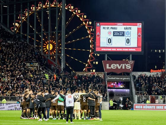 Bilder des Jahres, Sport 11 November Sport Themen der Woche KW45 Sport Bilder des Tages Unentschieden. FC St. Pauli vs. Holstein Kiel, 2. Fussball Bundesliga, Millerntor Stadion, Hamburg, Spielzeit 2022 2023, 16.Spieltag, 08.11.2022 DFL REGULATIONS PROHIBIT ANY USE OF PHOTOGRAPHS AS IMAGE SEQUENCES AND OR QUASI-VIDEO Foto:EIBNER Stephanie Zerbe FC St. Pauli vs. Holstein Kiel, 2. Bundesliga, Hamburg, Spielzeit 2022 2023, 16.Spieltag, 08.11.2022 Hamburg Copyright: xStephaniexZerbe xEibner-Pressefox EP_EER