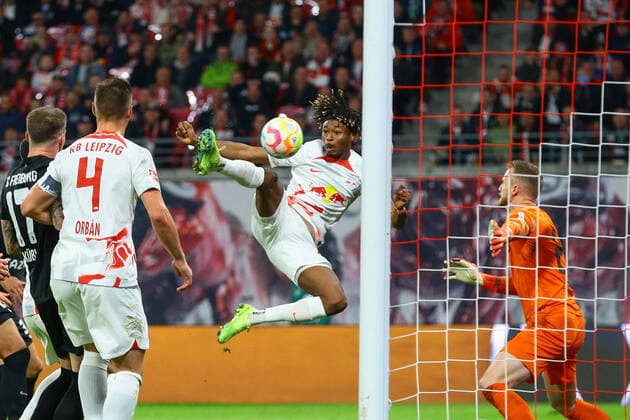 Bilder des Jahres, Sport 11 November Sport Themen der Woche KW45 Sport Bilder des Tages 09.11.2022, xtgx, Fussball 1. Bundesliga, RB Leipzig - SC Freiburg emspor, v.l. Mohamed Simakan (Leipzig, 2) schiesst Tor, Torschuetze, erzielt Tor, Treffer, scores the goal 1:0 (DFL DFB REGULATIONS PROHIBIT ANY USE OF PHOTOGRAPHS as IMAGE SEQUENCES and or QUASI-VIDEO) Leipzig
