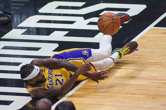 November 9, 2022, Los Angeles, California, USA: Patrick Beverly 21 of the Los Angeles Lakers falls to the floor during their NBA, Basketball Herren, USA game against the Los Angeles Clippers on Wednesday November 9, 2022 at Crypto.com Arena in Los Angeles, California. Clippers defeat Lakers, 114-101. ARIANA RUIZ PI Los Angeles USA - ZUMAp124 20221109_zaa_p124_002 Copyright: xArianaxRuizx