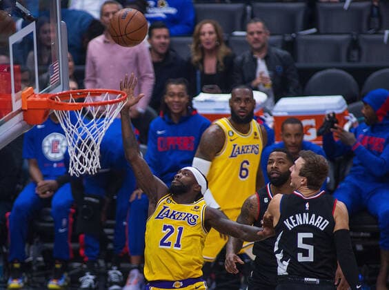 November 9, 2022, Los Angeles, California, USA: Patrick Beverly 21 of the Los Angeles Lakers does a layup towards the basket during their NBA, Basketball Herren, USA game against the Los Angeles Clippers on Wednesday November 9, 2022 at Crypto.com Arena in Los Angeles, California. Clippers defeat Lakers, 114-101. ARIANA RUIZ PI Los Angeles USA - ZUMAp124 20221109_zaa_p124_015 Copyright: xArianaxRuizx
