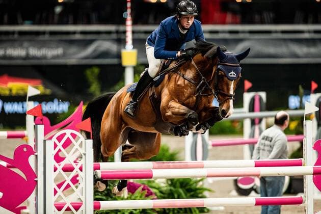 Bilder des Jahres, Sport 11 November Sport Themen der Woche KW45 Sport Bilder des Tages Martin Fuchs mit 129 Rahmannshof Upgrade 1. Preis der Bardusch GmbH Co KG Eroeffnungsspringpruefung International GER, Stuttgart German Masters 2022, 36. internationales Reitturnier, 10.11.2022, Photo: Eibner Roger Buerke Stuttgart German Masters 2022, 36. internationales Reitturnier, 10.11.2022 Stuttgart Copyright: xEibner-Pressefoto RogerxBuerkex EP_RBE