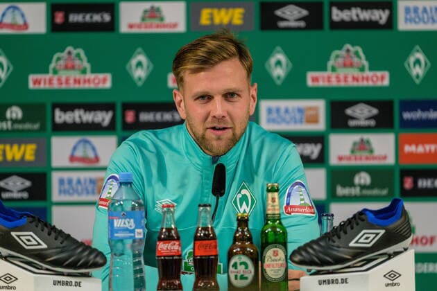 Sport Bilder des Tages GER, 1.FBL, Werder Bremen 10.11.2022, Pressekonferenzraum, Bremen, GER, 1.FBL, Werder Bremen Mixedzone ; am Podium im Medienraum sitzend während einer Mixed Zone. Niclas Füllkrug Fuellkrug (Werder Bremen 11); zu seiner Nominierung zur WM 2022 in Katar