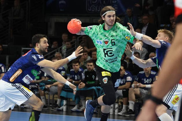 Bilder des Jahres, Sport 11 November Sport Themen der Woche KW45 Sport Bilder des Tages DEU, DHB, 1.HBL, Fuechse Berlin vs. Hannover Burgdorf, 10.11.2022, Max-Schmeling-Halle, Berlin, DEU, DHB, 1.HBL, Fuechse Berlin vs. Hannover Burgdorf, im Bild f , Bastian Roscheck (TSV Hannover 4), Jonathan Edvardsson (TSV Hannover 26) Foto: Juergen Engler nordphoto GmbH