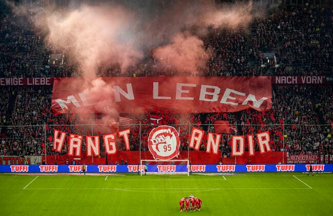 Bilder des Jahres, Sport 11 November Sport Themen der Woche KW45 Sport Bilder des Tages 11.11.2022, Düsseldorf Choreo von F95 Spruchband: Mein Leben hängt an dir Fortuna Düsseldorf - 1. FC Kaiserslautern Fussball; Saison 2022 23 Foto: Moritz Müller