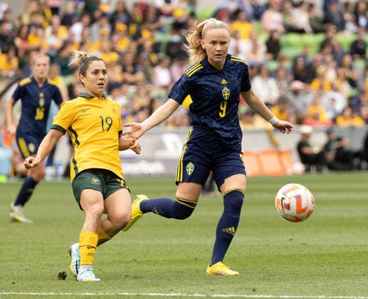 221112 Matilda Vinberg of the Swedish women s national football team contests with Katrina Gorry of the Australian women s national football team during the women s International Friendly, Länderspiel, Nationalmannschaft football match between Australia and Sweden on November 12, 2022 in Melbourne. Photo: Hamish Blair BILDBYRAN COP 335 XX0033 bbeng fotboll football soccer fotball träningslandskamp international friendly dam sverige sweden australia australien Copyright: HAMISHxBLAIR BB221112BB185
