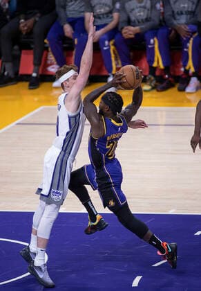 November 11, 2022, Los Angeles, California, USA: Patrick Beverly 21 of the Los Angeles Lakers is defended by Kevin Huerter 9 of the Sacramento Kings during their NBA, Basketball Herren, USA game on Friday November 11, 2022 at Crypto.com Arena in Los Angeles, California. Lakers lose to Kings, 114-120. PI Los Angeles USA - ZUMAp124 20221111_zaa_p124_010 Copyright: xJAVIERxROJASx