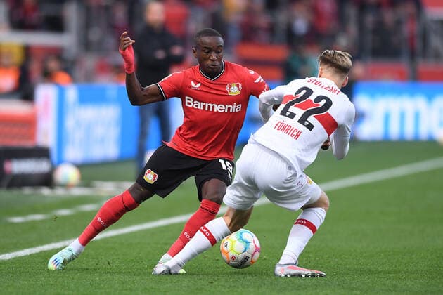 Fußball 1. Bundesliga 15. Spieltag Bayer 04 Leverkusen - VfB Stuttgart am 12.11.2022 in der BayArena in Leverkusen Moussa Diaby ( Leverkusen ), links - Chris Führich ( Stuttgart ), rechts DFL regulations prohibit any use of photographs as image sequences and or quasi-video.