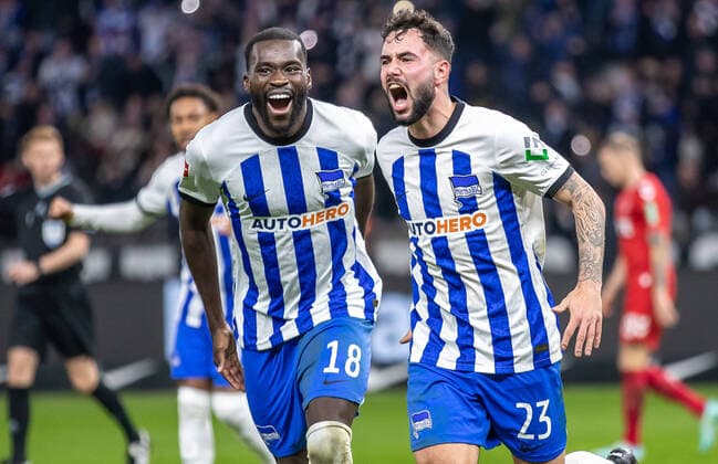 Bilder des Jahres, Sport 11 November Sport Themen der Woche KW45 Sport Bilder des Tages Berlin, 12.11.22, Fussball, Bundesliga, 15. Spieltag, Hertha BSC - 1. FC Koeln, Olympiastadion. Berlins Marco Richter schießt das Tor zum 2:0 und laeuft mit Berlins Wilfried Kanga jubelnt ueber den Platz. DFL regulations and DFB regulations prohibit any use of photographs as image sequences and or quasi-video, Foto: Andreas Gora Hertha BSC - 1. FC Koeln