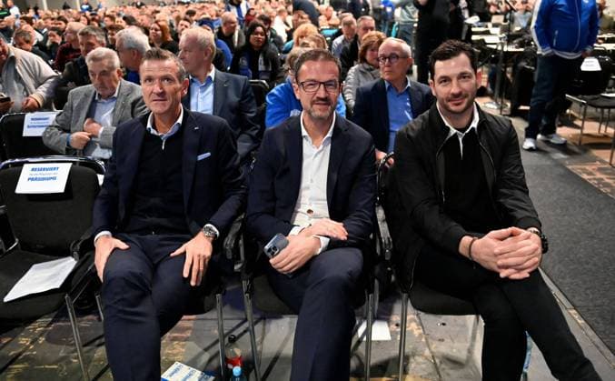 Fussball, Herren, Saison 2022 23, 1. Bundesliga, Hertha BSC, Ordentliche Mitgliederversammlung in der Messe Berlin, v. l. Geschäftsführer Thomas Herrich (Hertha BSC), Geschäftsführer Fredi Bobic (Hertha BSC), Trainer Sandro Schwarz (Hertha BSC), 13.11. 2022, Copyright: xMatthiasxKochx