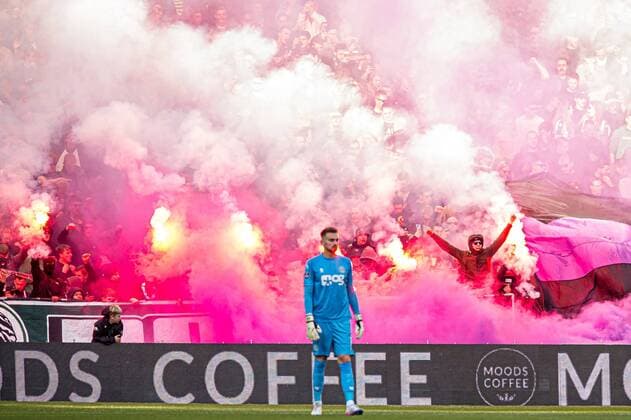 Bilder des Jahres, Sport 11 November Sport Themen der Woche KW45 Sport Bilder des Tages GRONINGEN - FC Groningen supporters with fireworks (m) FC Groningen goalkeeper Peter Leeuwenburgh during the Dutch Eredivisie match between FC Groningen and Fortuna Sittard at the Euroborg stadium on November 13, 2022 in Groningen, Netherlands. ANP COR LASKER Dutch Eredivisie 2022 2023 xVIxANPxSportx xxANPxIVx