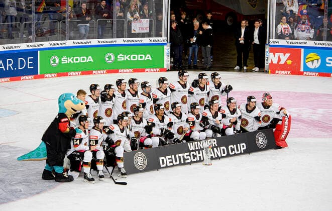 Bilder des Jahres, Sport 11 November Sport Themen der Woche KW45 Sport Bilder des Tages Siegerehrung, Sieger Team GER mit dem Pokal, Mannschaft, Deutschland (GER) - Slowakei (SVK), am 13.11.2021. Eishockey Deutschland Cup vom 10.11. - 13.11.2022 in Krefeld Deutschland. Â