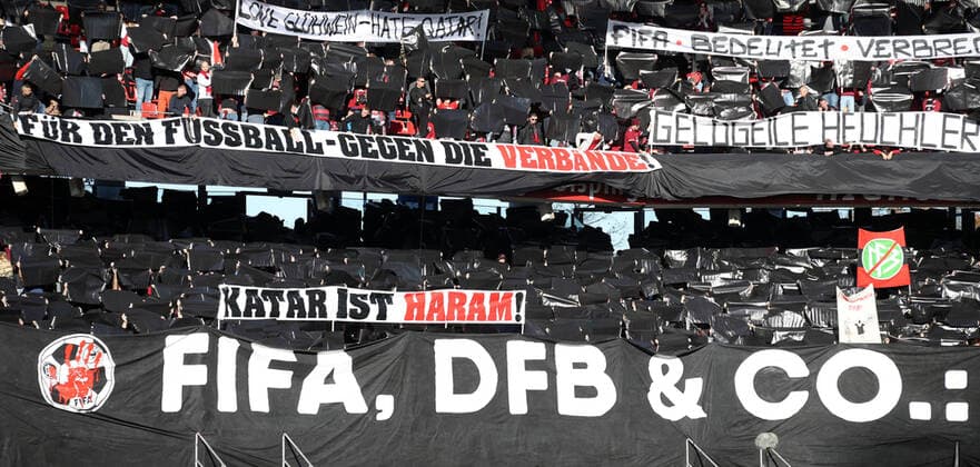 Bilder des Jahres, Sport 11 November Sport Themen der Woche KW45 Sport Bilder des Tages 13.11.2022 - Fussball - Saison 2022 2023 - 2. Fussball - Bundesliga - 17. Spieltag: 1. FC Nürnberg FCN ( Club ) - SC Paderborn 07 SCP - Sportfoto Zink DaMa - DFL regulations prohibit any use of photographs as image sequences and or quasi-video - only for editorial use - Symbolbild Symbolfoto Feature Impression - Choreografie der Clubfan Clubfans FCN-Fans Fans mit zahlreichen Spruchband Transparent Spruchbändern Transparenten - Boycott Qatar - Boycott Qatar Katar 2022 - gegen die WM Qatar DFB FIFA