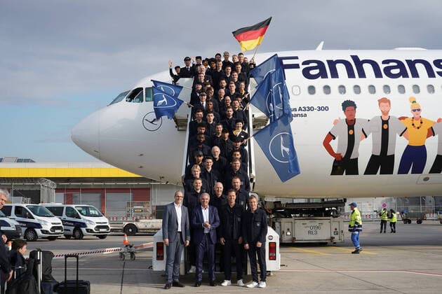 Bilder des Jahres, Sport 11 November Sport Themen der Woche KW46 Sport Bilder des Tages Mannschaft kommt zum Abflug des mit Diversity wins gekennzeichneten Flugzeugs - Frankfurt 14.11.2022: Abflug der Deutschen Nationalmannschaft zur WM 2022 in Katar, Flughafen Frankfurt