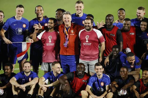 Sport Bilder des Tages DOHA - Coach Louis van Gaal during a meeting of the Dutch national team, Nationalteam with a group of twenty migrant workers at the Qatar University training complex. Most of the migrants have been working on the construction of stadiums in Qatar in recent years. According to the KNVB, the players would like to talk to the migrant workers. ANP KOEN VAN WEEL FIFA World Cup, WM, Weltmeisterschaft, Fussball Qatar 2022 2022 xVIxANPxSportx xxANPxIVx
