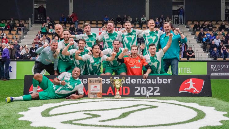 Bilder des Jahres, Sport 11 November Sport Themen der Woche KW46 Sport Bilder des Tages 19.11.2022, Emslandarena, Lingen, GER, Budenzauber Emsland 2022, Siegerehrung, die Gewinner: Werder Bremen auf dem ersten Platz, DFL REGULATIONS PROHIBIT ANY USE OF PHOTOGRAPHS AS IMAGE SEQUENCES AND OR QUASI-VIDEO. Lingen Niedersachsen Deutschland Emslandarena