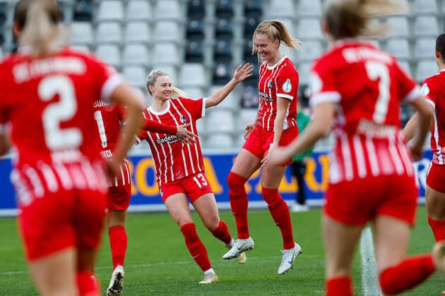 Bilder des Jahres, Sport 11 November Sport Themen der Woche KW46 DFB Pokal Frauen - 22 23 - SC Freiburg vs. SV Meppen - 20-11-2022 Torjubel bei Janina Minge (SC Freiburg, 09) nach ihrem Tor zum 1:0,mit Judith Steinert (SC Freiburg, 13), DFB Pokal Frauen, SC Freiburg vs. SV Meppen, am Sonntag, den 20. November 2022 Dreisamstadion in Freiburg (Deutschland). DFB regulations prohibit any use of photographs as image sequences and or quasi-video Copyright: xBEAUTIFULxSPORTS G.xHubbsx