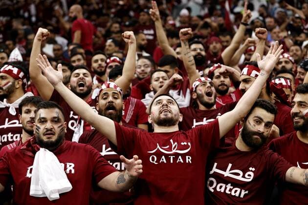Bilder des Jahres, Sport 11 November Sport Themen der Woche KW46 Sport Bilder des Tages AL KHOR - Qatari supporters during the FIFA World Cup, WM, Weltmeisterschaft, Fussball Qatar 2022 group A match between Qatar and Ecuador at Al Bayt Stadium on November 20, 2022 in Al Khor, Qatar. AP Dutch Height MAURICE OF STONE FIFA World Cup Qatar 2022 2022 xVIxANPxSportx xMauricexvanxSteenxWKxIVx
