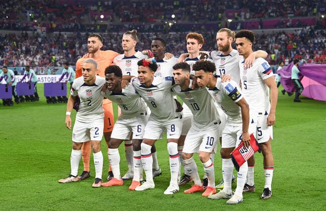 Fussball, Herren, Saison 2022 23, WM in Katar, Gruppe B (1. Spieltag), USA - Wales im Ahmed bin Ali Stadium in Ar-Rayyan, hintere Reihe v. l. Torhüter Matt Turner (USA), Walker Zimmerman (USA), Timothy Weah (USA), Josh Sargent (USA), Tim Ream (USA), Antonee Robinson (USA), vordere Reihe v.l. Sergino Dest (USA), Yunus Musah (USA), Weston McKennie (USA), Christian Pulisic (USA), Tyler Adams (USA), 21.11. 2022, Copyright: xMatthiasxKochx