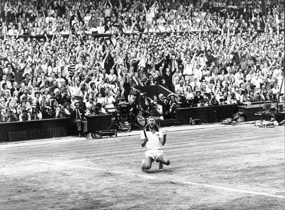 SEKLET 80 ARKIV 1980 - Bild ur boken Platat s237. Efter tre timmar och 53 minuter har Björn Borg vunnit sin femte Wimbledontitel och vralar ut sin lycka. LONDON ENGLAND Tennis x51x
