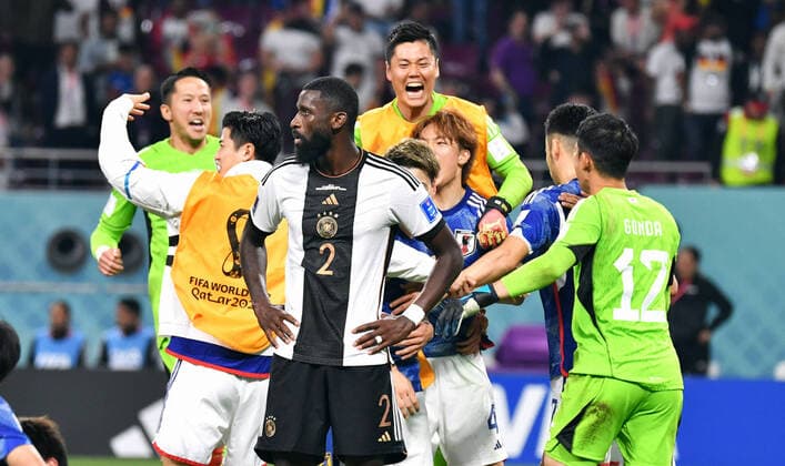 Bilder des Jahres, Sport 11 November Sport Themen der Woche KW47 Sport Bilder des Tages Fussball, Weltmeisterschaft, 2022, Herren, Qatar, Gruppe E, 1. Spieltag, Khalifa International Stadium: Deutschland - Japan 1:2; Schlussjubel Japan, Antonio Rüdiger (GER) enttäuscht dazwischen. Jubel, Freude, Aktion, Enttäuschung, Frust. FIFA REGULATIONS PROHIBIT ANY USE OF PHOTOGRAPHS AS IMAGE SEQUENCES AND OR QUASI-VIDEO